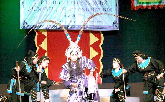 Young artists perform at a traditional art theatre (Illustrative photo: sggp.org,vn)