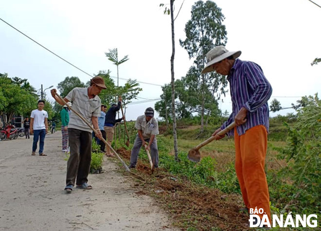 Người dân thôn Tân Hạnh (xã Hòa Phước) tích cực trồng cây, xây dựng các tuyến đường kiểu mẫu. Ảnh: TIỂU YẾN	