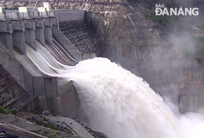 Thủy điện Sông Bung 4 bắt đầu xả lũ về sông Vu Gia từ 6 giờ sáng 10-10 với tổng lưu lượng xả từ 160-1.360m3/s. Ảnh: HOÀNG HIỆP