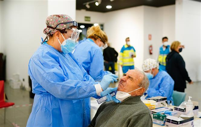 Nhân viên y tế lẫy mẫu xét nghiệm COVID-19 tại Madrid, Tây Ban Nha, ngày 29/9/2020. Ảnh: AFP/TTXVN