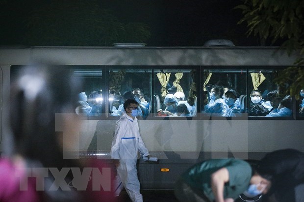 A bus transporting newly arriving passengers to their quarantine facility (Photo: VNA)