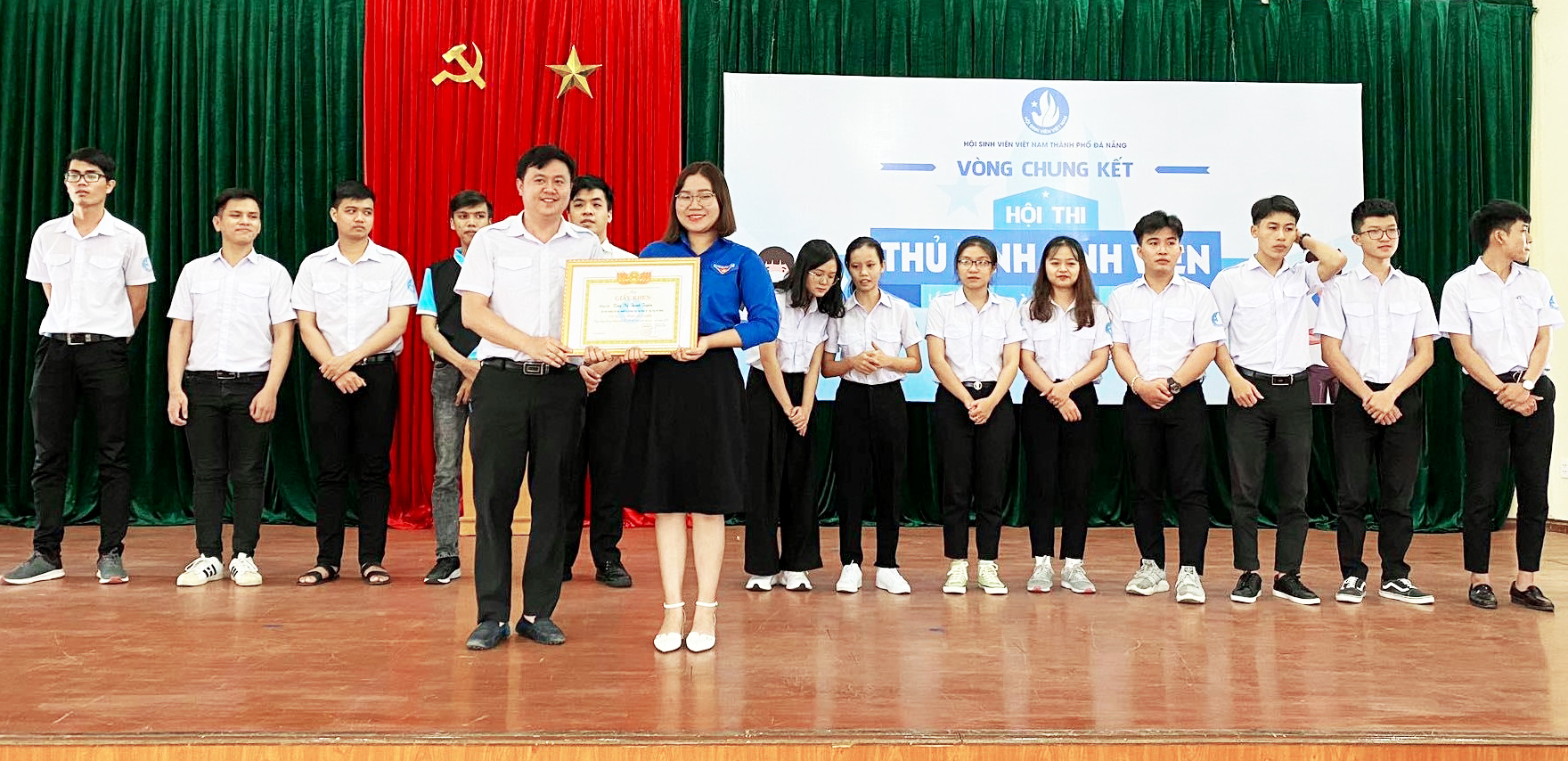 Anh Lê Công Hùng, Phó Chủ tịch Trung ương Hội Sinh viên Việt Nam, trao thưởng cho sinh viên Tống Thị Thanh Tuyền. Ảnh: XUÂN ĐÔNG