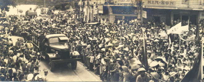 Nhân dân Hà Nội đứng hai bên đường đón chào đoàn quân tiến về tiếp quản Thủ đô. (Ảnh tư liệu)