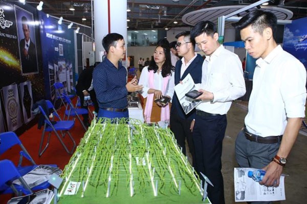 Visitors at a booth in Techfest Vietnam 2019 (Source: VNA)