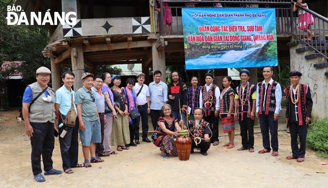 Đoàn thực tế văn hóa Cơ tu của Hội Văn nghệ Dân gian Đà Nẵng chụp hình lưu niệm trước  nhà Gươl thôn Gừng, thị trấn Prao. 