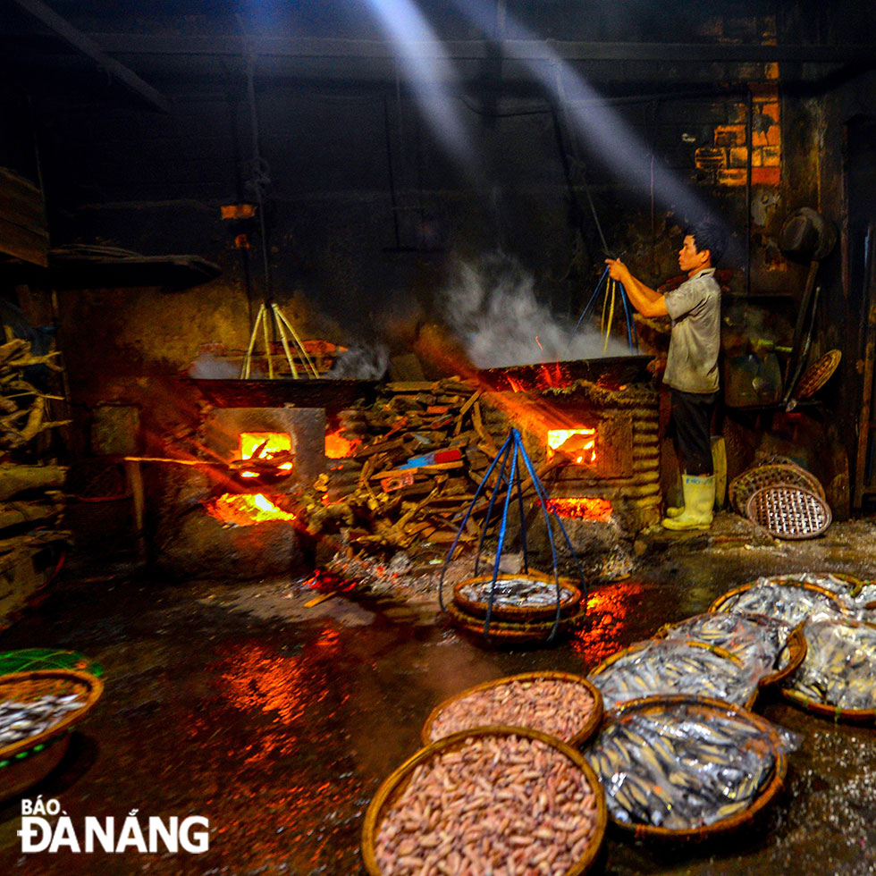 Làng nghề hấp cá ở thành phố Quy Nhơn (tỉnh Bình Định) được cha truyền con nối từ bao nhiêu thế hệ.