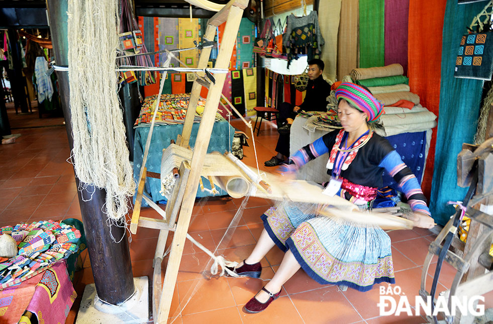 Đến Làng lụa Hội An (thành phố Hội An, tỉnh Quảng Nam), du khách sẽ chứng kiến các giai đoạn khác nhau của việc chế biến lụa, từ đó thêm tự hào và trân trọng những sản phẩm lụa truyền thống của người Việt.
