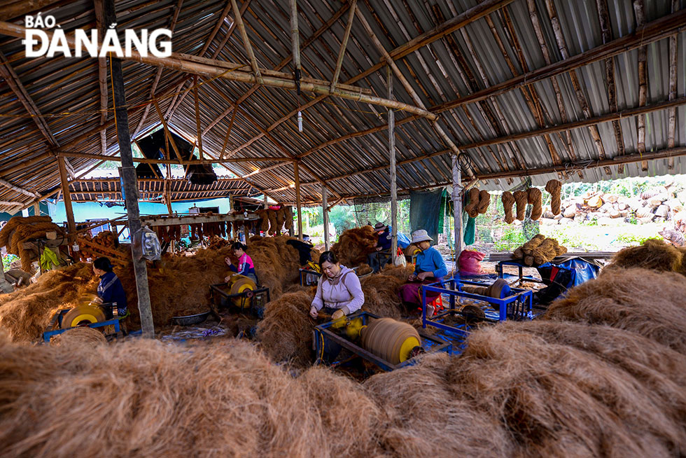 Làng sản xuất hàng thủ công mỹ nghệ từ xơ dừa (xã Tam Quan, huyện Hoài Nhơn, tỉnh Bình Định).