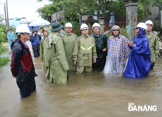   Da Nang Party Committee Deputy Secretary Nguyen Van Quang (5th from right), accompanied by municipal People’s Committee Vice Chairman Ho Ky Minh (6th from right),  instructing rapid response to flooding in Trung Son Village, Hoa Lien Commune, Hoa Vang District