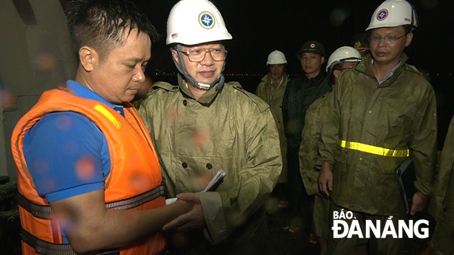 Phó Bí thư Thường trực Thành ủy Nguyễn Văn Quảng động viên đơn vị tham gia tìm kiếm cứu nạn ngư dân trên biển. Ảnh: HOÀNG HIỆP