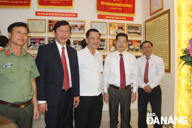 Phó Bí thư Thường trực Thành ủy Nguyễn Văn Quảng thăm phòng truyền thống của Ban Tổ chức Thành ủy Đà Nẵng. Ảnh: TRỌNG HÙNG