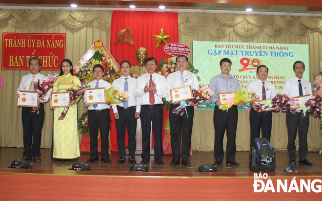 Ban Tổ chức Thành ủy Đà Nẵng trao Kỷ niệm chương 