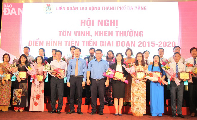 Lãnh đạo LĐLĐ thành phố trao khen thưởng cho các tập thể tiêu biểu xuất sắc nhất trong phong trào thi đua yêu nước trong công nhân viên chức lao động thành phố giai đoạn 2015-2020. Ảnh: L.P