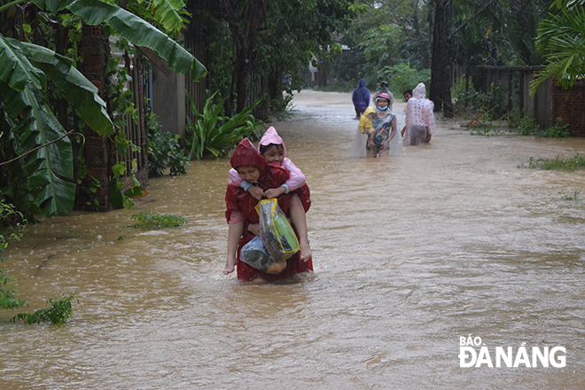 Evacuees in La Bong Village, Hoa Tien Commune, Hoa Vang District moving to a safe shelter 