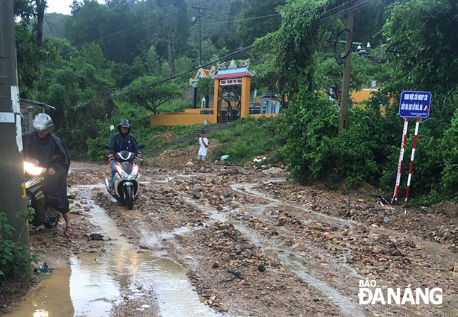 A section of the DT601 route running through Quan Nam 3 Village, Hoa Lien Commune, being affected by landslides and rockfalls.