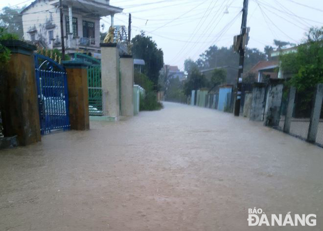 Many streets and houses in Hoa Vang District's Hoa Tien Commune have been submerged in water after torrential rains hit Da Nang during the week