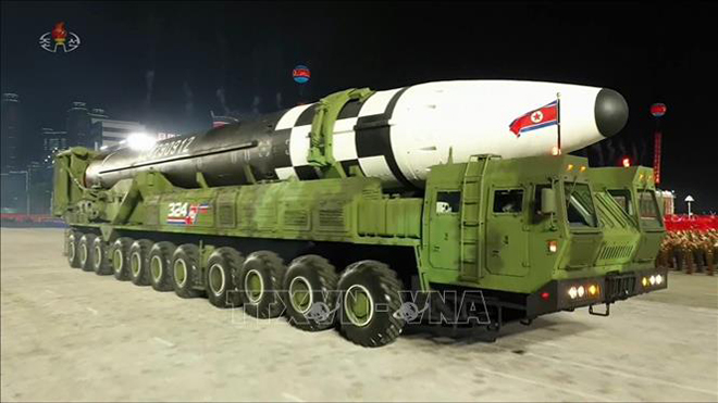 Mẫu tên lửa đạn đạo xuyên lục địa (ICBM) mới của Triều Tiên được giới thiệu trong cuộc duyệt binh kỷ niệm 75 năm thành lập đảng Lao động Triều Tiên tại Bình Nhưỡng ngày 10-10-2020. Ảnh: Yonhap/TTXVN 