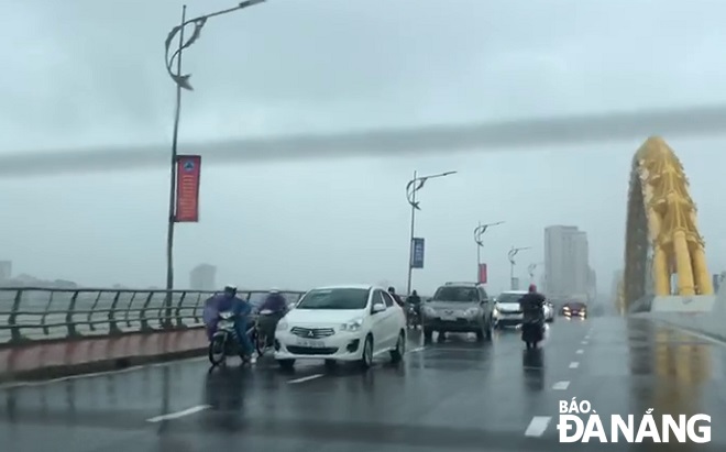 Hình ảnh đẹp trong ngày mưa bão - Chi tiết tin - Công An Đà Nẵng