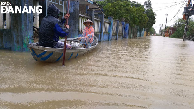 Người dân thôn Hương Lam, xã Hòa Khương, huyện Hòa Vang dùng ghe đi mua nhu yếu phẩm. 						Ảnh: XUÂN SƠN
