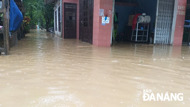 Homes in Hoa Nhon Communes have been surrounded by flood waters