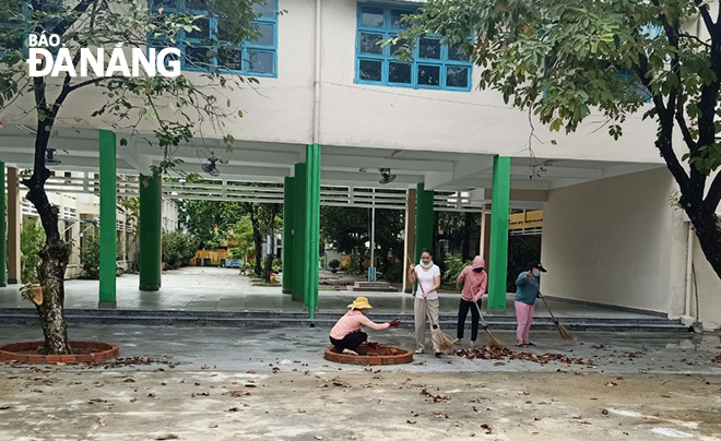 Trường THCS Đỗ Thúc Tịnh (Hòa Vang) dọn dẹp vệ sinh trường, lớp để đón học sinh đi học lại khi có thông báo từ cấp trên.