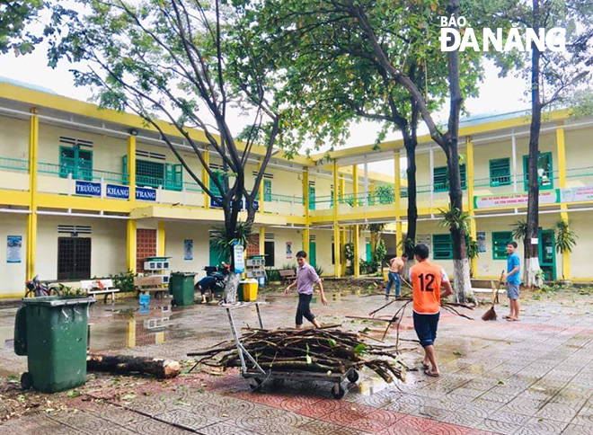Các trường nằm ở địa bàn trung tâm thành phố cũng tổng dọn vệ sinh trường lớp để đón học sinh đi học trở lại. Trong ảnh:Trường THCS Lý Thường Kiệt (quận Hải Châu) dọn dẹp vệ sinh sân trường.