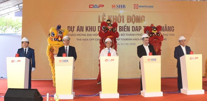 Some of the Da Nang leaders and the project’s developers together pressing buttons to officially start the construction work on the DAP Tourism Area project