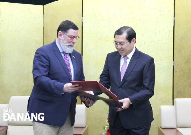 Da Nang People's Committee Chairman Huynh Duc Tho (right) hosting a reception for Mayor of Pittsburgh City William Mark Peduto in the city in March 2019