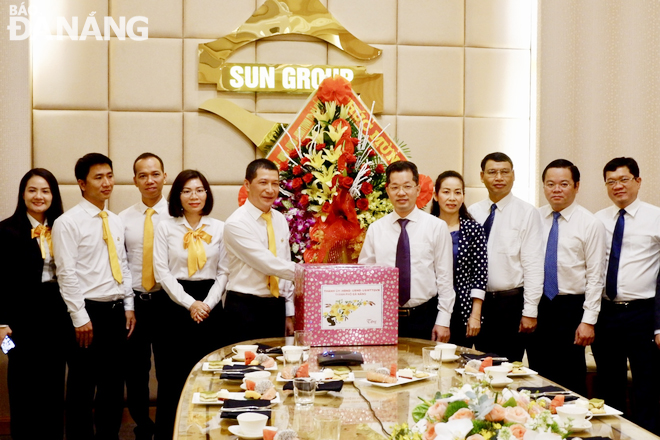 Deputy Secretary Quang (5th right) and leaders of the Sun Group Viet Nam