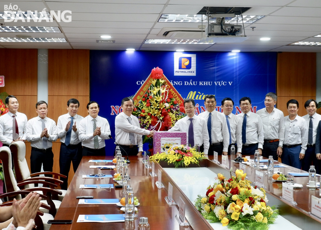 Deputy Secretary Quang (7th right) congratulating staff of the Petrolimex Da Nang on Vietnamese Entrepreneurs’ Day