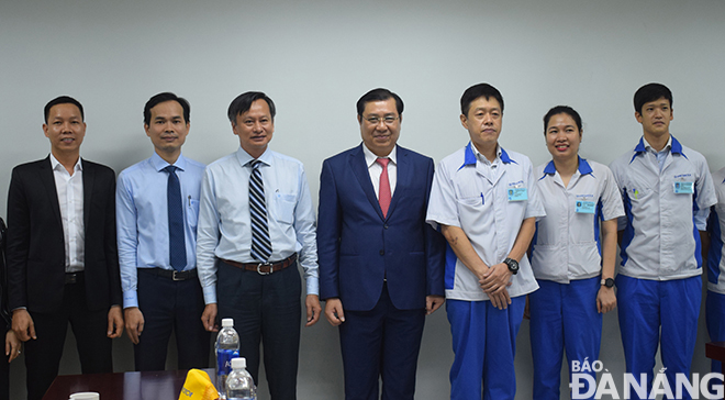 Chairman Tho (centre) and leaders of the Mabuchi Motor Da Nang