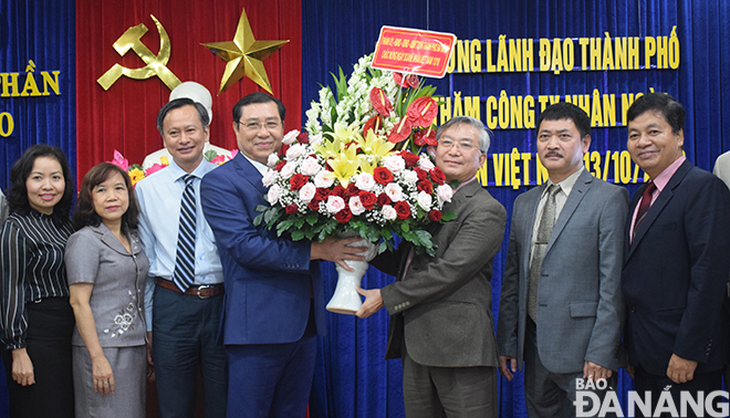 Chairman Tho (4th left) presenting a bouquet of flowers to a Seatecco Company representative