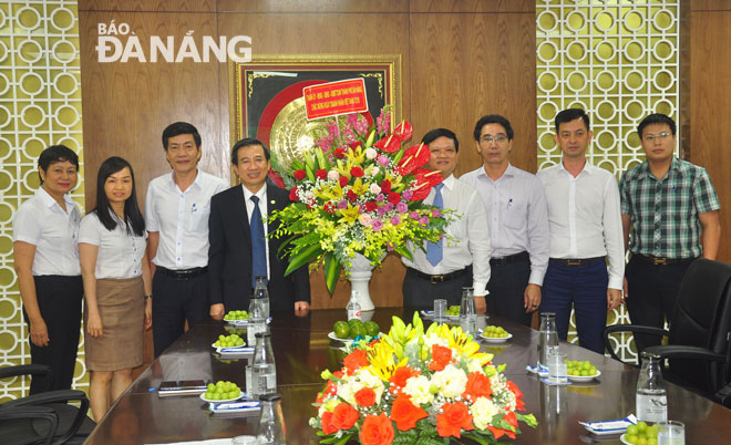 Municipal People's Council Chairman Trung at the Hoa Tho Textiles and Garments Company