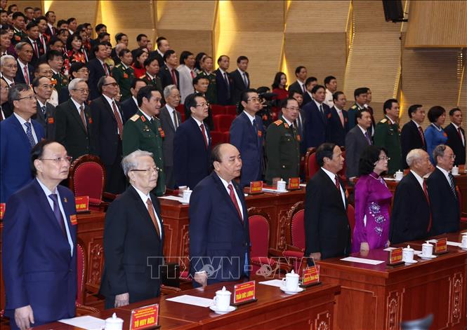 Thủ tướng Nguyễn Xuân Phúc và các đại biểu thực hiện nghi thúc chào cờ. Ảnh: Thống Nhất/TTXVN