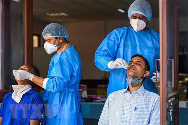 Nhân viên y tế lấy mẫu xét nghiệm COVID-19 cho người dân tại New Delhi, Ấn Độ ngày 8/10/2020. (Nguồn: AFP/TTXVN)