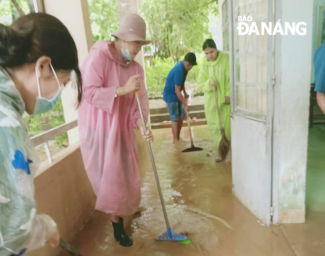 Teacher of Hoa Bac Primary School, Hoa Vang District gearing up post-flooding cleanups to welcome their pupils back