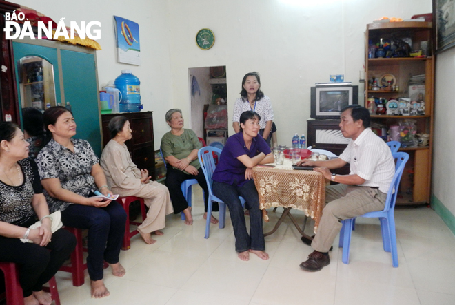 Bà Trần Thị Yến Oanh (thứ hai, phải sang) cùng cán bộ phường Thạch Thang đến bàn giải pháp hỗ trợ sửa chữa nhà xuống cấp cho gia đình hoàn cảnh khó khăn. Ảnh: N. QUANG	