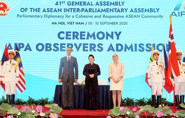 National Assembly Chairwoman Nguyen Thi Kim Ngan (middle) 