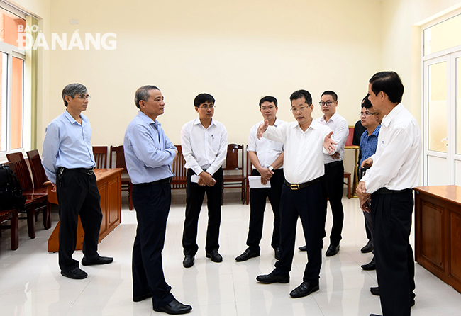 Bí thư Thành ủy Trương Quang Nghĩa kiểm tra phòng đón tiếp đại biểu tại trường Chính trị thành phố. Ảnh: ĐẶNG NỞ