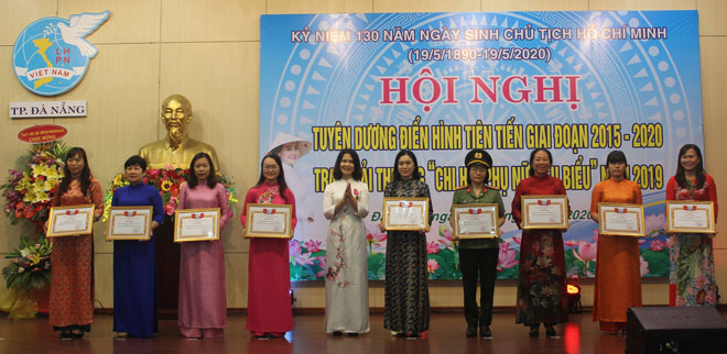 Chủ tịch Hội Liên hiệp Phụ nữ thành phố Hoàng Thị Thu Hương (thứ 6, từ phải sang) trao thưởng cho các điển hình phụ nữ tiên tiến trên các lĩnh vực giai đoạn 2015-2020.