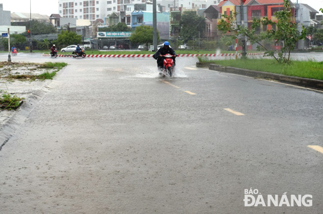 Nhiều đoạn đường bị ngập nước cục bộ do mưa rất to. Trong ảnh: Một đoạn đường Trần Thánh Tông (quận Sơn Trà) bị ngập nước vào chiều 16-10.Ảnh: HOÀNG HIỆP