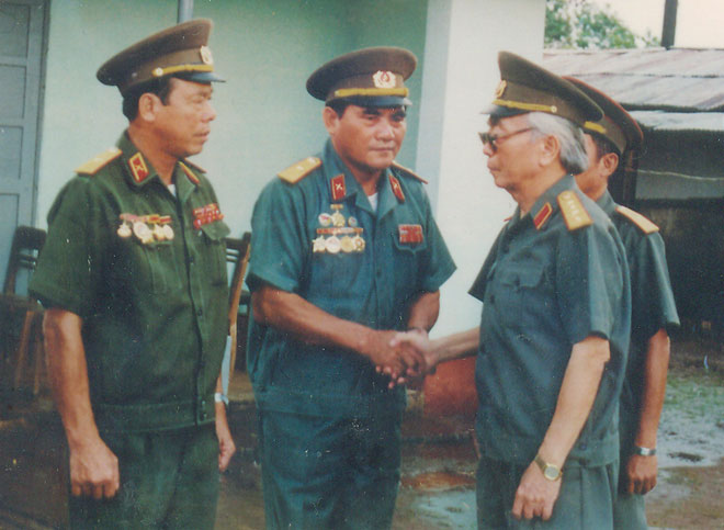 Thiếu tướng Phạm Bân (thứ hai, từ trái sang) với Đại tướng Võ Nguyễn Giáp (thứ hai, từ phải sang) tại Pleiku tháng 12-1988 sau khi quân tình nguyện rút về nước. (Ảnh tư liệu)