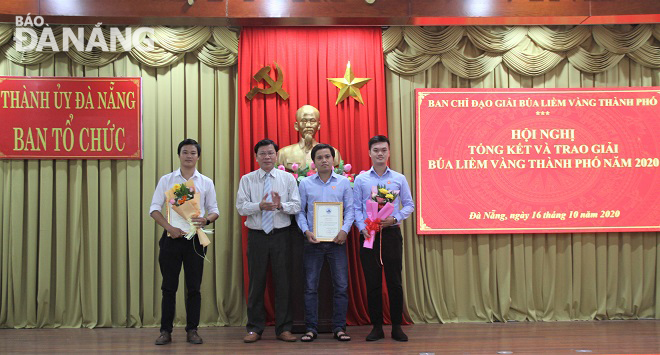 Trưởng Ban Tổ chức Thành ủy Võ Văn Thương (thứ 2, trái sang) khen thưởng các tác phẩm đạt giải A Giải Báo chí Búa liềm vàng thành phố năm 2020. Ảnh: LAM PHƯƠNG
