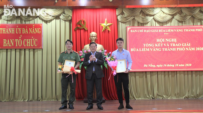 Trưởng Ban Tuyên giáo Thành ủy Trần Đình Hồng (giữa) trao giải cho các tác phẩm đạt giải B. Ảnh: LAM PHƯƠNG