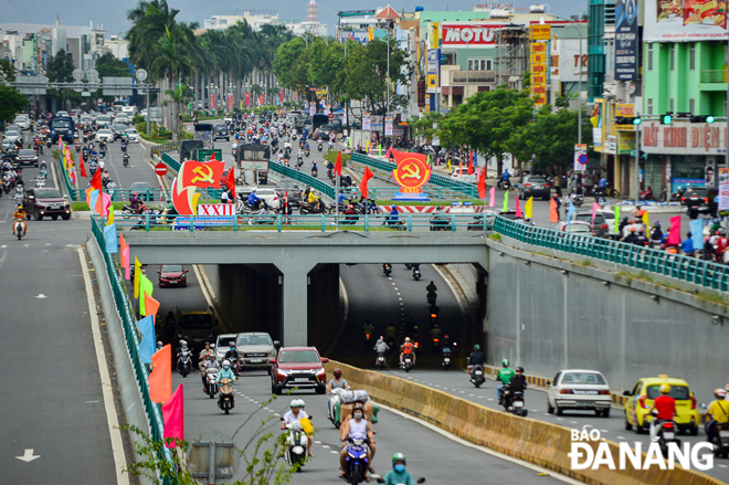 Phố phường Đà Nẵng được trang hoàng rực rỡ với cờ hoa và khẩu hiệu chào mừng Đại hội đại biểu Đảng bộ thành phố  lần thứ XXII.                                       Ảnh: XUÂN SƠN