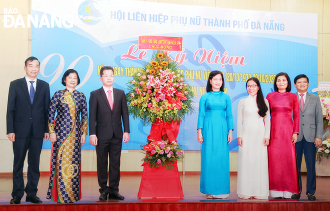 Phó Bí thư Thường trực Thành ủy Nguyễn Văn Quảng  (thứ 3, trái sang) tặng hoa chúc mừng các cấp hội phụ nữ nhân  Ngày thành lập Hội Liên hiệp Phụ nữ Việt Nam 20-10.  Ảnh: THANH TÌNH