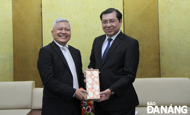 Chủ tịch UBND thành phố Huỳnh Đức Thơ (phải) tiếp Đại sứ Indonesia tại Việt Nam  Ibnu Hadi. Ảnh: HUY HOÀNG