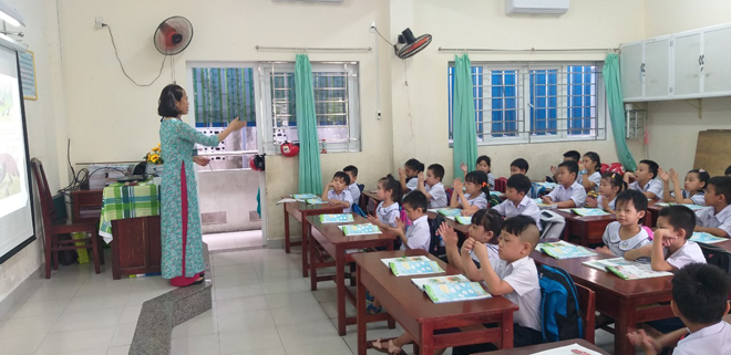 Giáo viên Trường tiểu học Lê Lai dạy môn Tiếng Việt theo bộ sách Kết nối tri thức với cuộc sống. Ảnh: NGỌC PHÚ