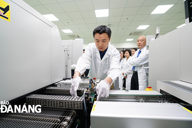 Nhà máy công nghệ cao SMT đầu tiên tại Đà Nẵng và miền Trung đã được đội ngũ kỹ sư trong nước tiếp cận làm chủ công nghệ, vận hành sản xuất. Ảnh: TRIỆU TÙNG