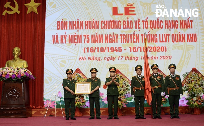 Bộ Tư lệnh Quân khu 5 đón nhận Huân chương Bảo vệ Tổ quốc hạng Nhất. Ảnh: NGỌC ĐOAN